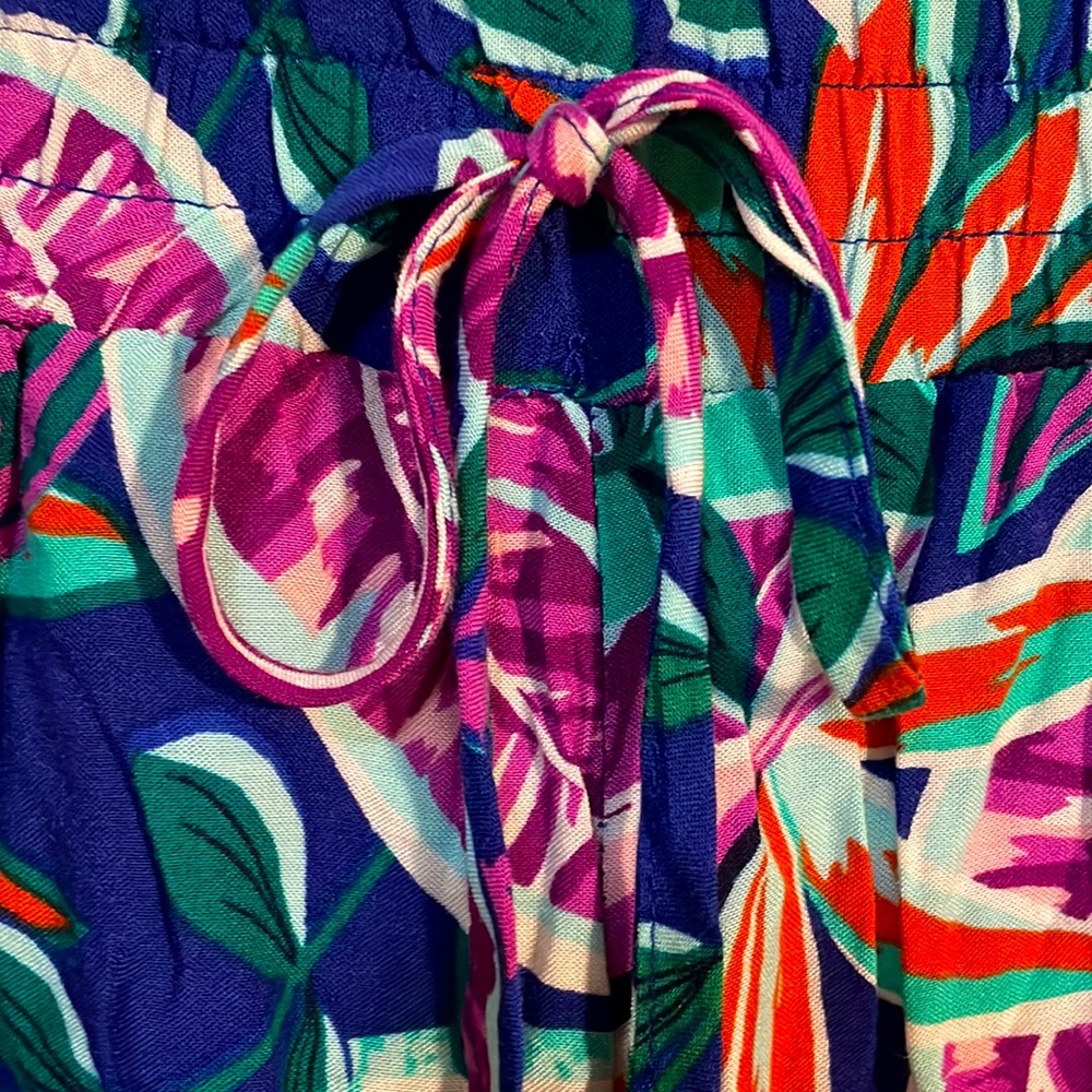 Tropical floral straight leg pants. Stretch waist, ties in front Great condition